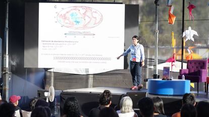 Cristina Dorador, profesora de la Universidad de Antofagasta en el Festival de Ciencia Puerto Ideas en Antofagasta, Chile.