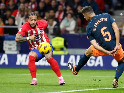 Gabriel Paulista, de espaldas, trata de tapar un disparo de Memphis Depay en el último Atlético-Valencia (2-0) de Liga disputado el pasado domingo en el Metropolitano.