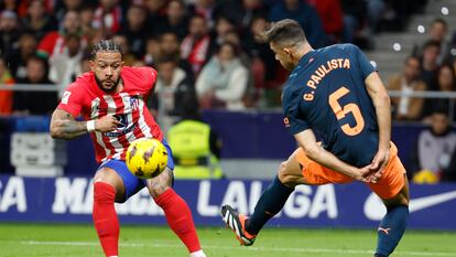 Gabriel Paulista, de espaldas, trata de tapar un disparo de Memphis Depay en el último Atlético-Valencia (2-0) de Liga disputado el pasado domingo en el Metropolitano.