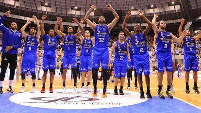 Los jugadores del Burgos celebran su triunfo ante el Murcia