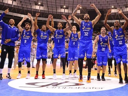 Los jugadores del Burgos celebran su triunfo ante el Murcia