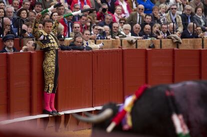 Antonio Ferrera durante la suerte de banderillas.