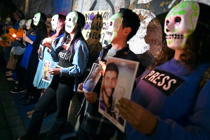 Con máscaras de calavera de Día de muertos y retratos de algunos de los más de 180 periodistas asesinados, los periodistas mexicanos buscaron mandar un mensaje de solidaridad de México a Palestina.