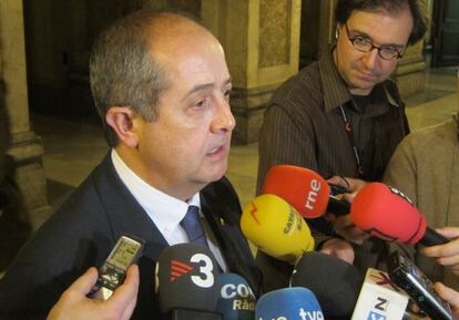 El consejero de Interior, Felip Puig, realizando declaraciones en el Parlament.
