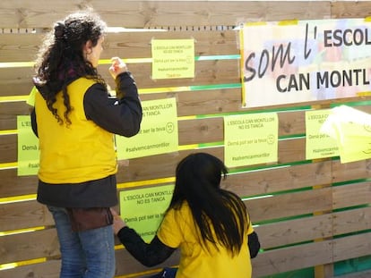 Las familias colgaron carteles en defensa de la escuela en un parque cercano al domicilio de Irene Rigau.