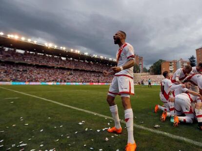 Los jugadores del Rayo celebran un gol durante el partido en el que consiguieron el ascenso hace un año.