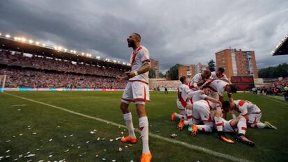 Los jugadores del Rayo celebran un gol durante el partido en el que consiguieron el ascenso hace un año.