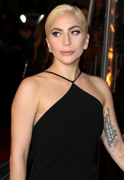 En una entrevista con ‘CBS Sunday Morning’, Lady Gaga expuso sus sentimientos sobre su nuevo álbum, ‘Joanne’, así como sobre algunos problemas que ha tenido con la fama. “Tan pronto como me sumergí en este mundo, empecé a pertenecer, de alguna forma, a todo el mundo”, dijo la cantante. “Es legal seguirme, es legal acecharme en la playa, y no puedo pedir a la policía o a ellos que me dejen. Así estuve reflexionando sobre esa fina línea que divide mi privacidad de mi vida pública, y dije: 'Bien, si no puedes ser libre ahí fuera, lo serás aquí' [señalándose en el corazón]". Durante la charla, la cantante y actriz contó cómo el hecho de que sea reconocible para todos ha transformado su manera de relacionarse: “Echo de menos a las personas. Echo de menos ir a cualquier sitio y conocer a alguien aleatorio y tener con él una conversación. Me gusta la gente”, afirmó.