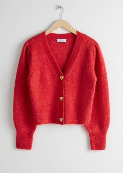 Dale color y mucho amor al invierno con esta rebeca de color rojo, hombros con volumen y botones en forma de corazón. Encuéntrala en &Other Stories por 79 euros.