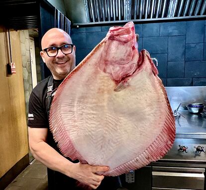 Del Portillo, con uno de los rodaballos de 10 kilos que madura en su restaurante.