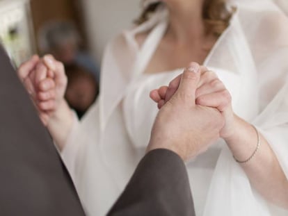 Novios en un momento de la ceremonia nupcial