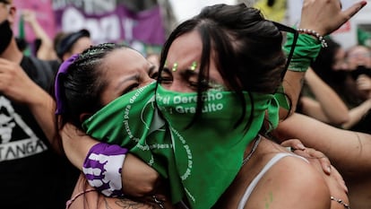 Dos mujeres se abrazan después de que la Cámara de Diputados de Argentina aprobara el proyecto de ley que permite acceder libre y legalmente al aborto hasta la semana 14 de gestación.