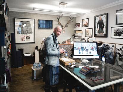 El sastre Howie Nicholsby en su taller en Edimburgo, donde atiende personalmente a su clientela.