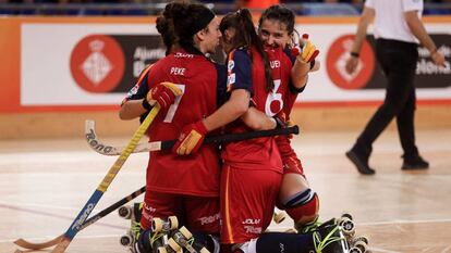 Jugadoras de la selección española femenina de hockey patines se abrazan en el Mundial.