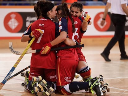Jugadoras de la selección española femenina de hockey patines se abrazan en el Mundial.