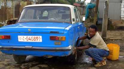 Un taxista limpia su coche en Addis Abeba.