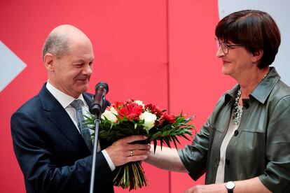 Olaf Scholz recebe um buquê de flores em Berlim, nesta segunda-feira. Em vídeo, o líder social-democrata diz que pretende formar uma coalizão de governo antes do Natal.