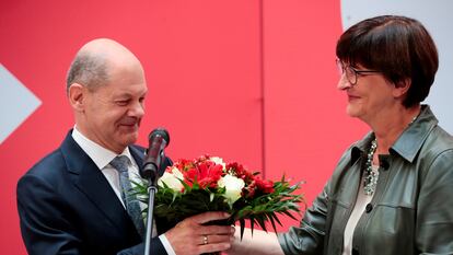 Olaf Scholz recebe um buquê de flores em Berlim, nesta segunda-feira. Em vídeo, o líder social-democrata diz que pretende formar uma coalizão de governo antes do Natal.