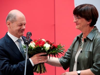 Olaf Scholz recebe um buquê de flores em Berlim, nesta segunda-feira. Em vídeo, o líder social-democrata diz que pretende formar uma coalizão de governo antes do Natal.