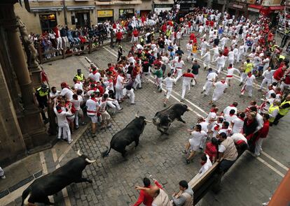 Los toros de la ganadería madrileña de Victoriano del Río han protagonizado un sexto encierro de los sanfermines rápido y limpio.