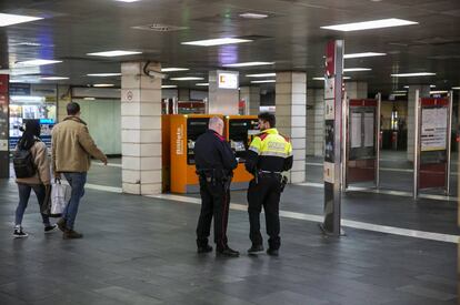 El intercambiador de plaza Catalunya tras el desalojo.