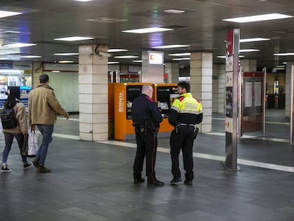 El intercambiador de plaza Catalunya tras el desalojo.