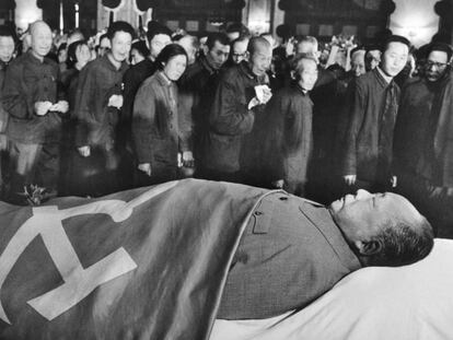 Pekín, 12 de septiembre de 1976: ciudadanos chinos pasan ante el cadáver de Mao (1893-1976), fallecido tres días antes.