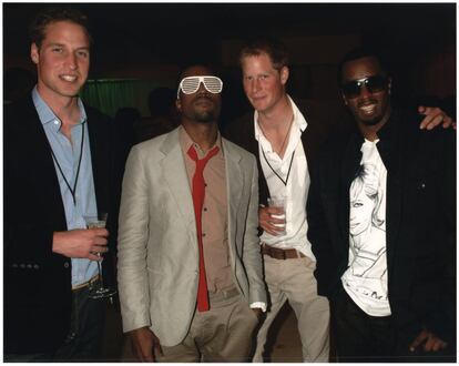 De izquierda a derecha: el príncipe Guillermo, el rapero Kanye West, Enrique de Inglaterra y el cantante Puff Diddy. La realeza británica se junto con los raperos en un concierto celebrado en Wembley, en 2007, en memoria de la princesa Diana.