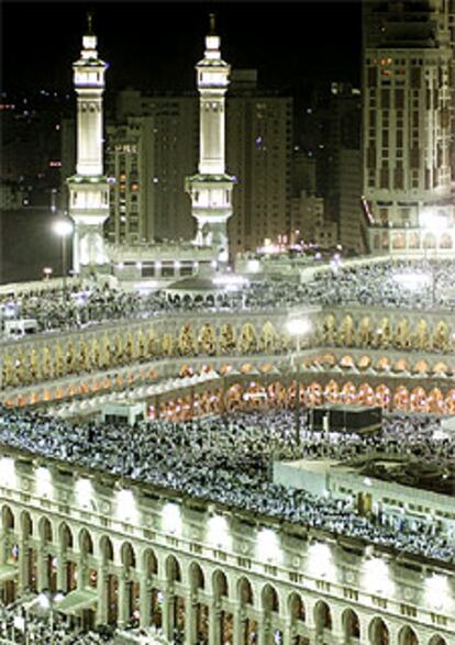Cientos de fieles se concentran en la Kaaba durante la plegaria de la noche en la ciudad santa del islam.