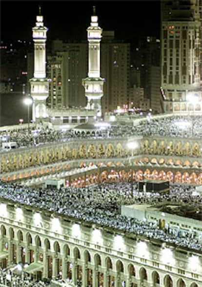 Cientos de fieles se concentran en la Kaaba durante la plegaria de la noche en la ciudad santa del islam.