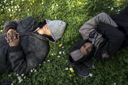 Dos inmigrantes durmiendo en un parque cerca de la estación principal de trenes y autobuses de Belgrado, República Serbia.