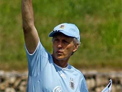 José Pekerman imparte instrucciones durante un entrenamiento.