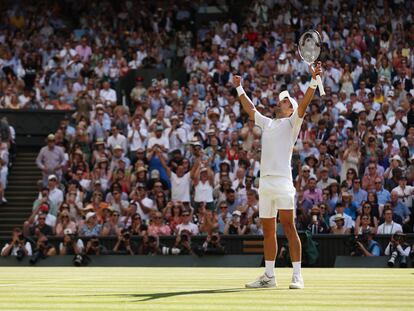 Novak Djokovic celebra su triunfo en la final de Wimbledon ante Kyrgios este domingo en Londres.