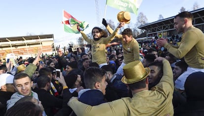 Jugadores y aficionados del Dalkurd celebran su ascenso a primera división, el pasado octubre en Borlange (Suecia).