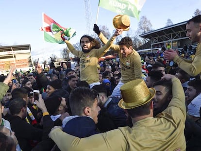 Jugadores y aficionados del Dalkurd celebran su ascenso a primera división, el pasado octubre en Borlange (Suecia).