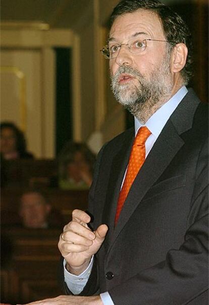El líder del PP, Mariano Rajoy, durante su intervención en la sesión plenaria que discute el <i>plan Ibarretxe</i>.