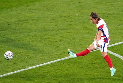 Luka Modric golpea con el exterior en la acción del 2-1 contra Escocia.