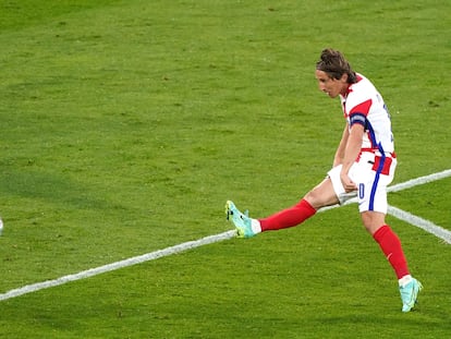 Luka Modric golpea con el exterior en la acción del 2-1 contra Escocia.