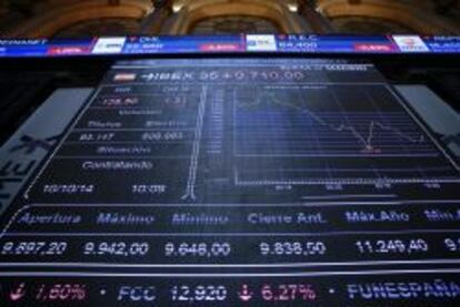 Panel informativo en la bolsa de Madrid que muestra las variaciones del principal indicador de la Bolsa espa&ntilde;ola.