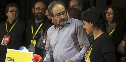 El presidente de la CUP en el Parlament, Antonio Ba&ntilde;os, y su portavoz parlamentaria, Anna Gabriel (d), en una reciente comparecencia. 