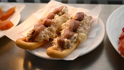 Marinera de El Cafeto, una tapa clásica murciana, elaborada con ensaladilla y anchoa sobre una rosquilla