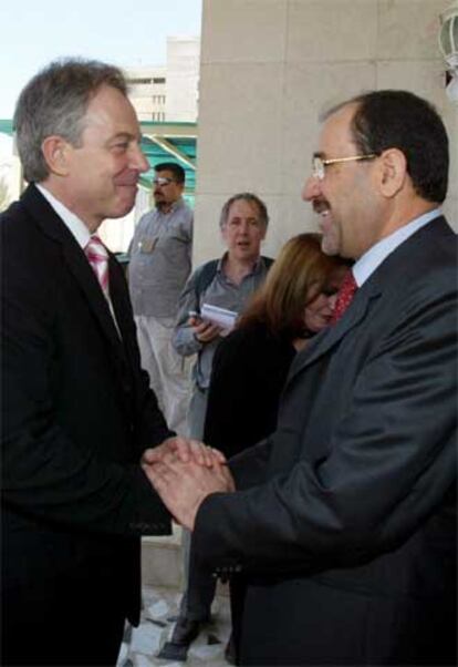 Blair (izquierda) saluda al nuevo primer ministro iraquí, Nuri al Maliki, ayer en Bagdad.