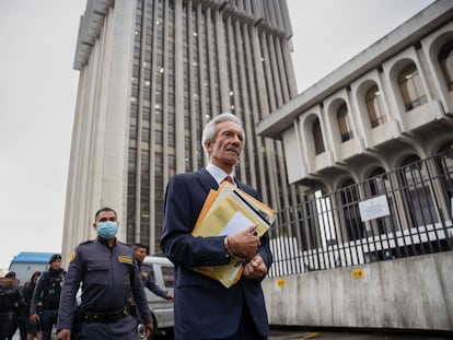 El periodista José Rubén Zamora en la entrada de la Torre de los Juzgados, en Ciudad de Guatemala, el 2 de mayo.