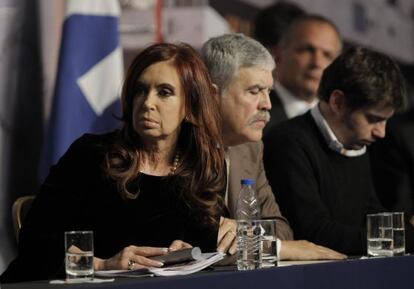 La presidenta de Argentina, Cristina Fernández de Kirchner; el ministro de Planificación Federal, Julio De Vido; y el viceministro de Economía, Axel Kicillof