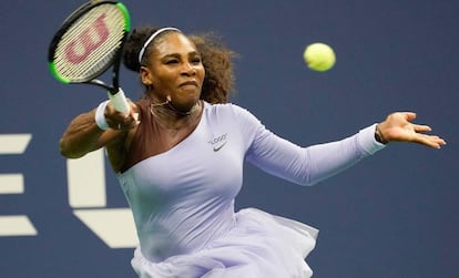 Serena Williams devuelve la pelota en el partido frente Carina Witthoeft, en el US Open.