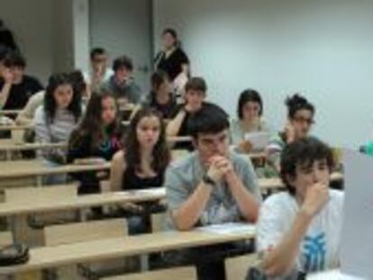 Un grupo de alumnos se dispone a realizar uno de los exámenes de la Selectividad, esta mañana en la UPV en San Sebastián.