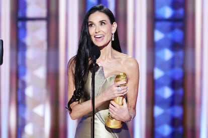 Demi Moore, con su Globo de Oro a la mejor actriz de comedia o musical, el 5 de enero de 2025 en el hotel Beverly Hilton, en Beverly Hills, California.