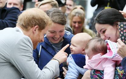 Durante su primera visita a Irlanda del Norte en 2017, Harry atrajo a 2.000 curiosos. Entre ellos, algunos bebés. El príncipe ha declarado en varias ocasiones que desea tener hijos. "No veo el momento", dijo en el programa estadounidense 'Good Morning America' en 2016. "Adoro a los niños. Siempre dicen lo que piensan".