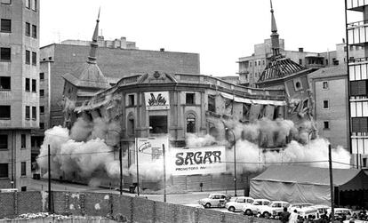 Madrid, 24 de abril de 1973. Voladura del diario vespertino <i>Madrid</i>.