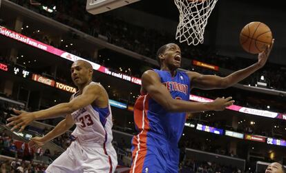 Khris Middleton, de los Pistons, supera la defensa de Hill, de los Clippers.